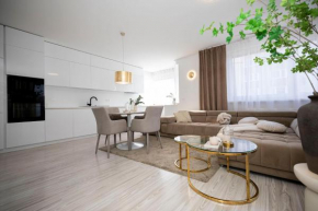 ALURE RESIDENCES 13 & 24h self check-in, fireplace,free parking in front of the apartment building, new building, green area with meadows and forests, Banská Bystrica